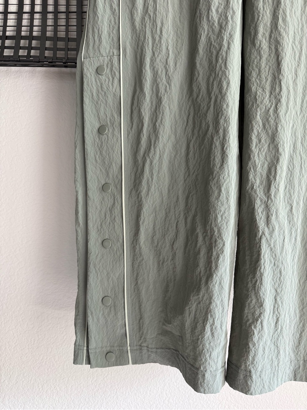 Lululemon Crinkle Nylon Mid-Rise Track Pant
Wordmark - Picture 6 of 9
